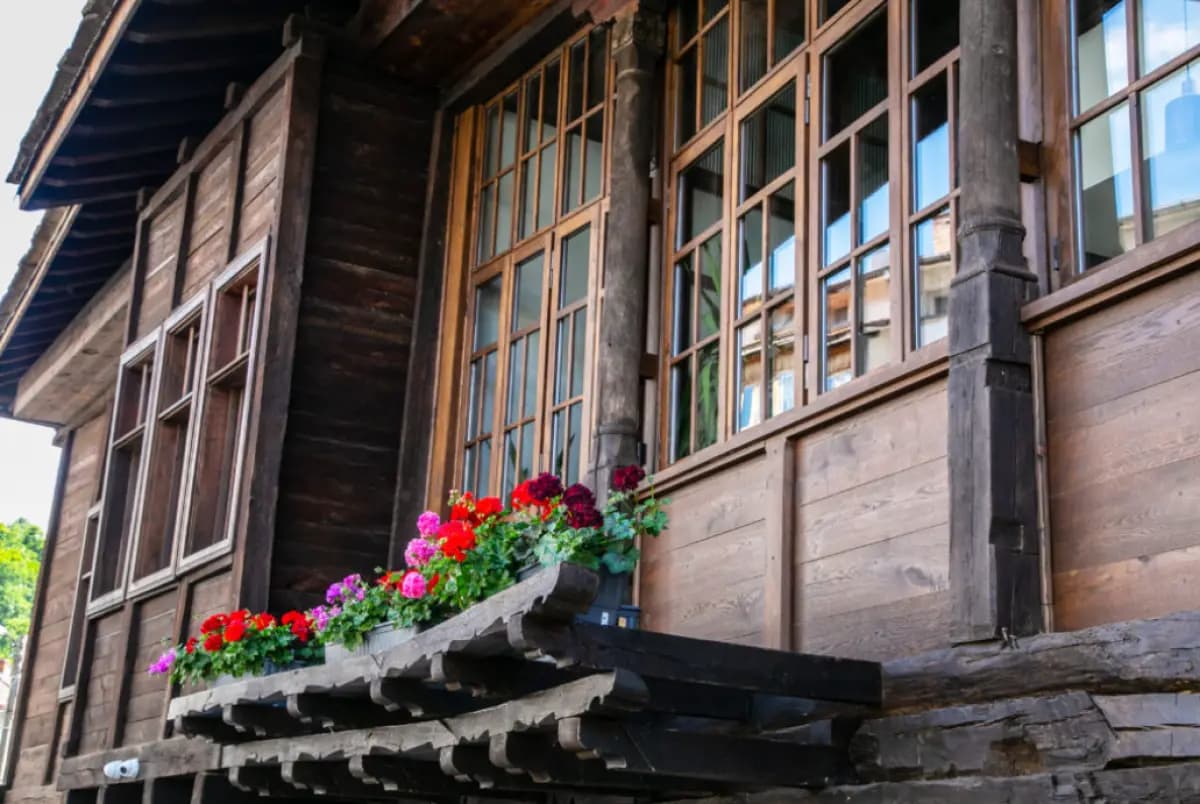 По калдъръмените улици на Габрово - за хумора, историята, архитектурата и Соколовите къщи 
