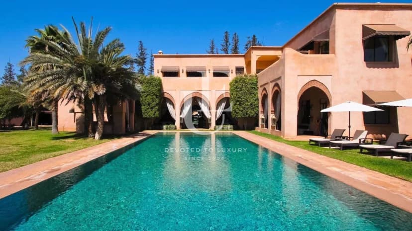 Elegant villa with green garden in Marrakesh