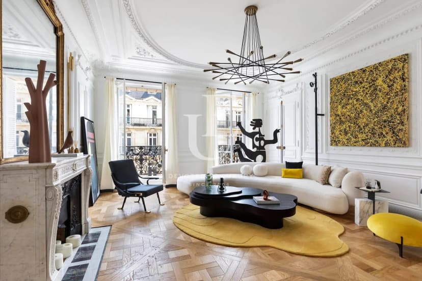 Elegant three-bedroom apartment in the heart of Paris
