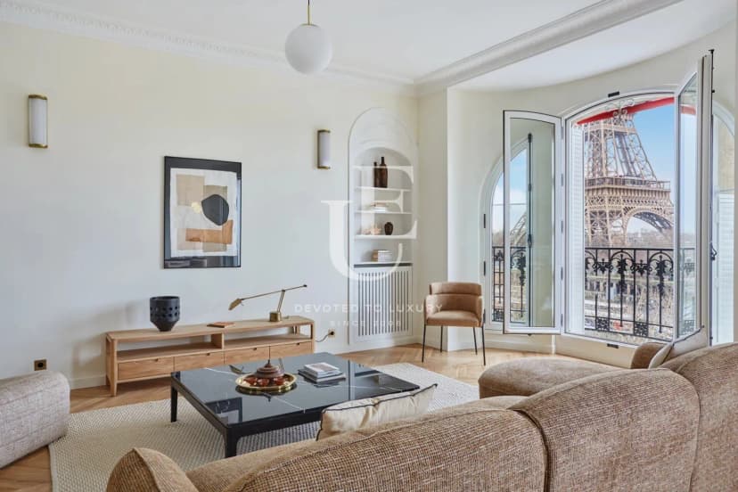 Apartment with pUanoramic views of the Eiffel Tower and the Seine