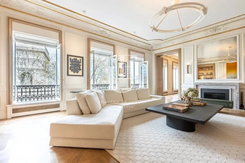 Duplex apartment with two bedrooms and views of Arc de Triomphe