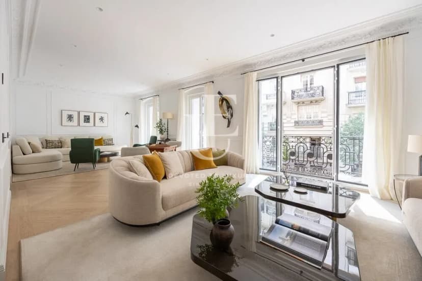 Renovated apartment with large terrace in Madrid