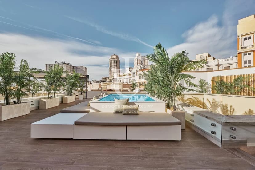 Renovated flat with pool in the historic center of Madrid