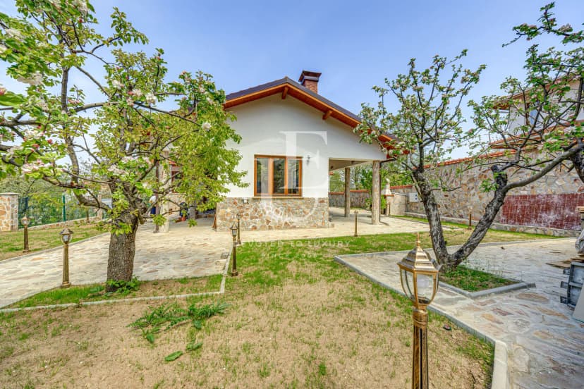 New house with a beautiful yard for rent in Simeonovo