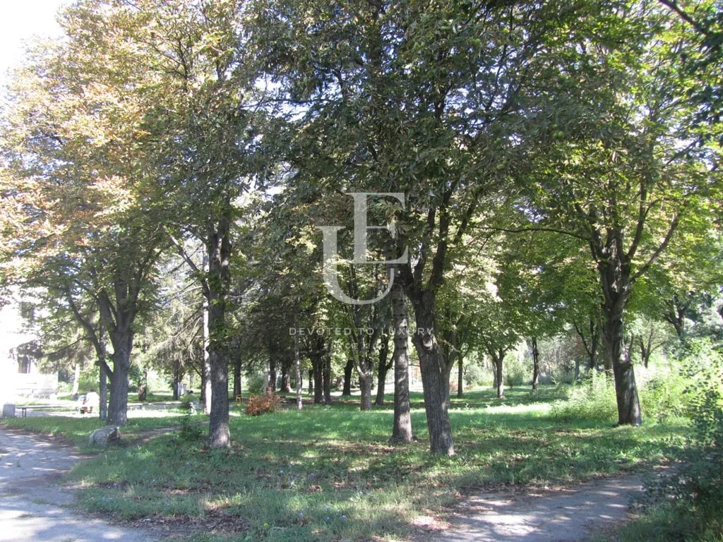 Парцел за продажба с лице на бул. Сливница за спортни съоръжения