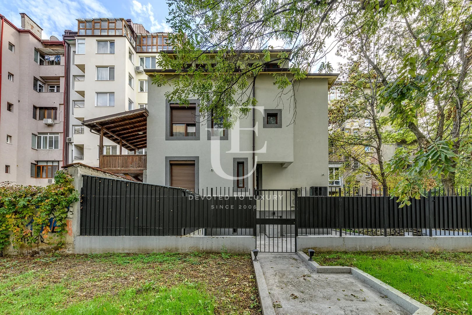 Къща на три етажа за продажба до площад Руски паметник
