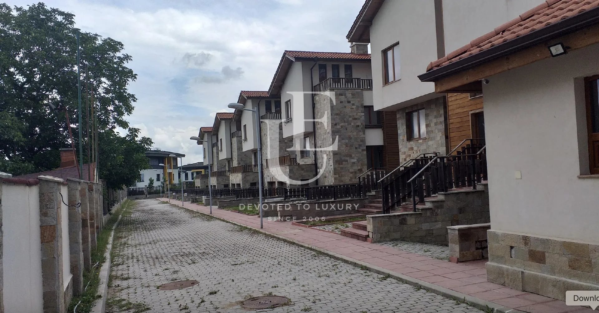 Затворен комплекс от шест къщи за продажба до Резиденшъл Парк