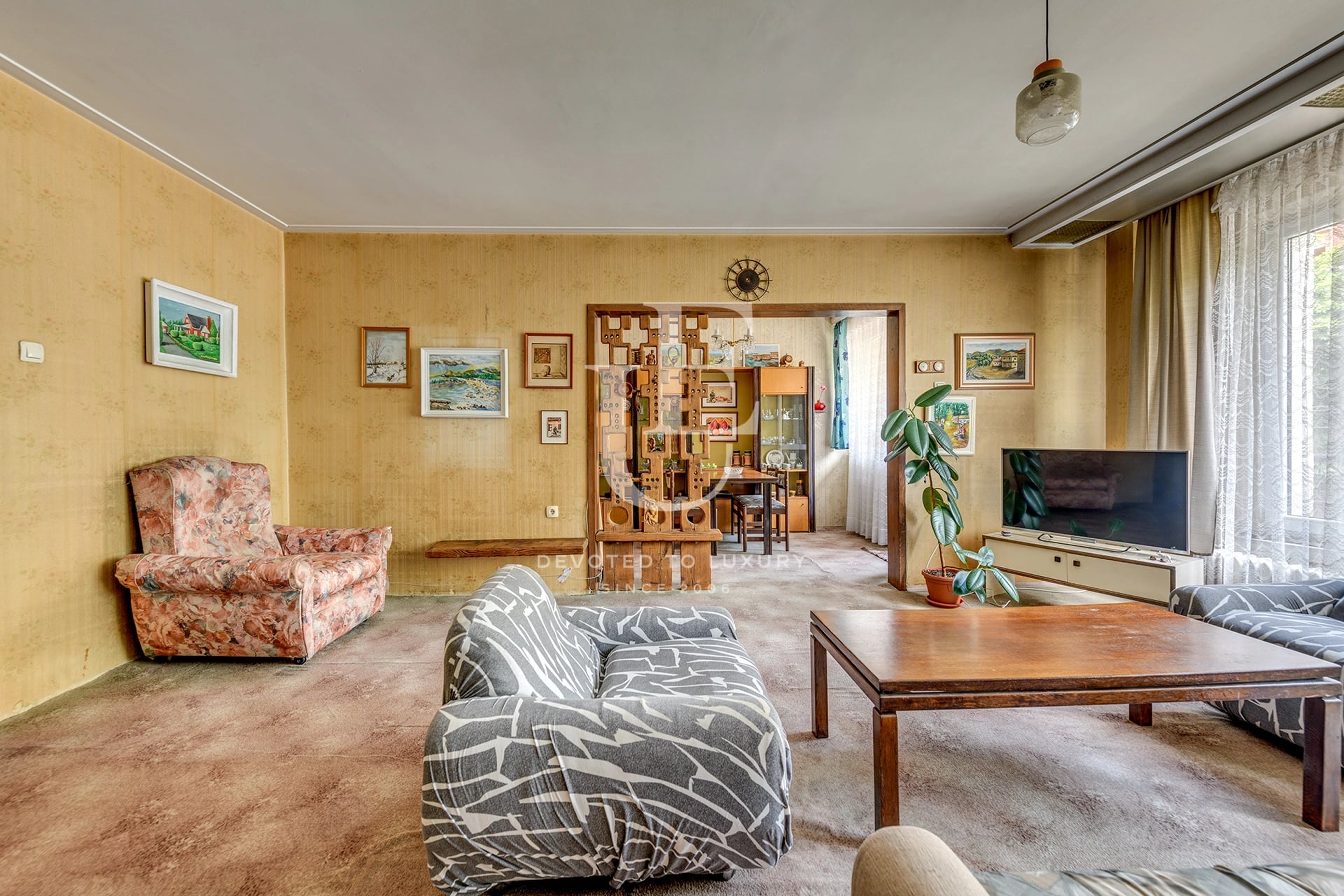 Spacious two-bedroom apartment for sale near the National Palace of Culture