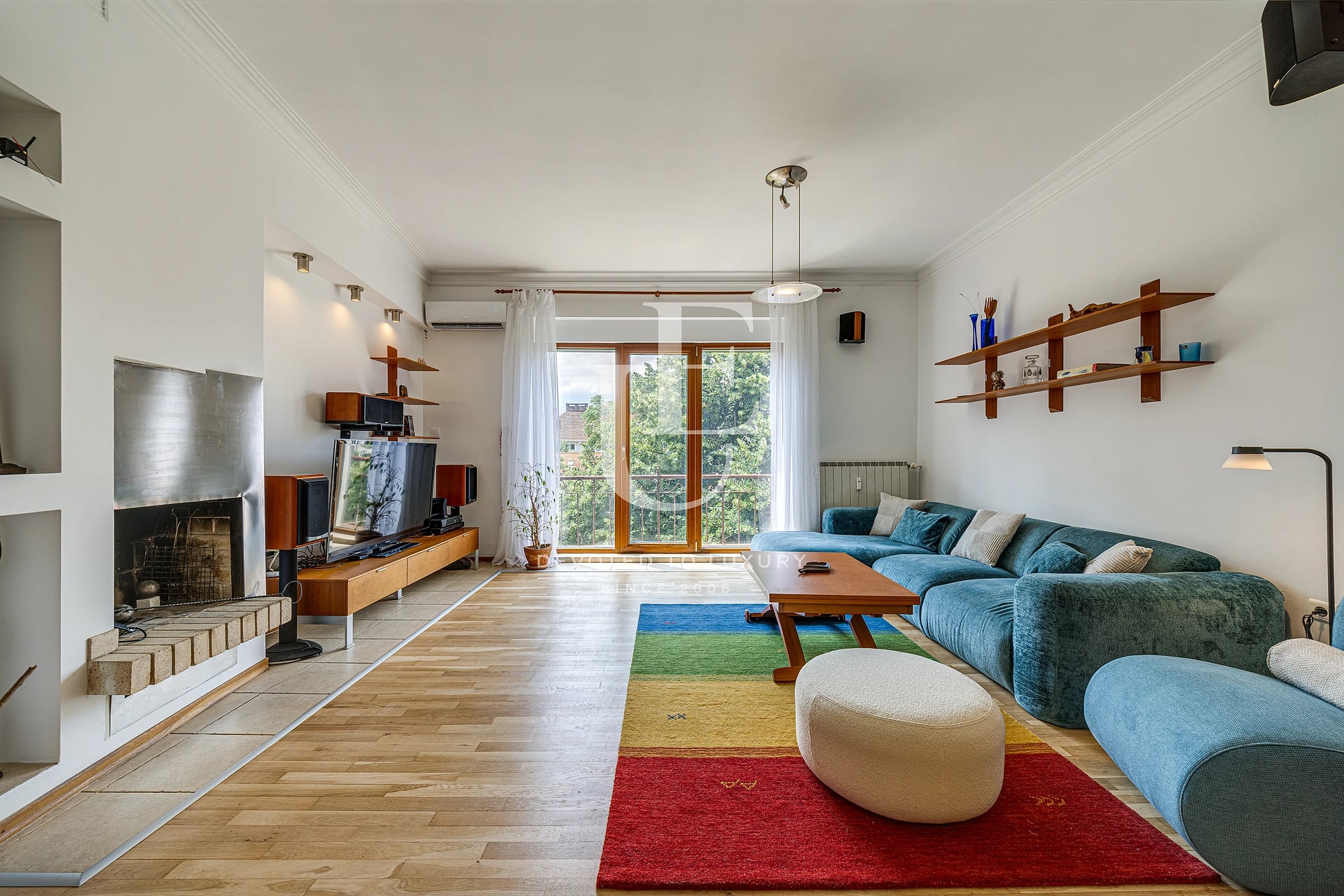 Bright three-bedroom apartment  in top Centre for rent