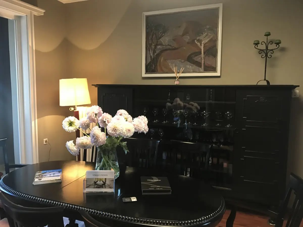 A sunny afternoon in an exclusive aristocratic property 4