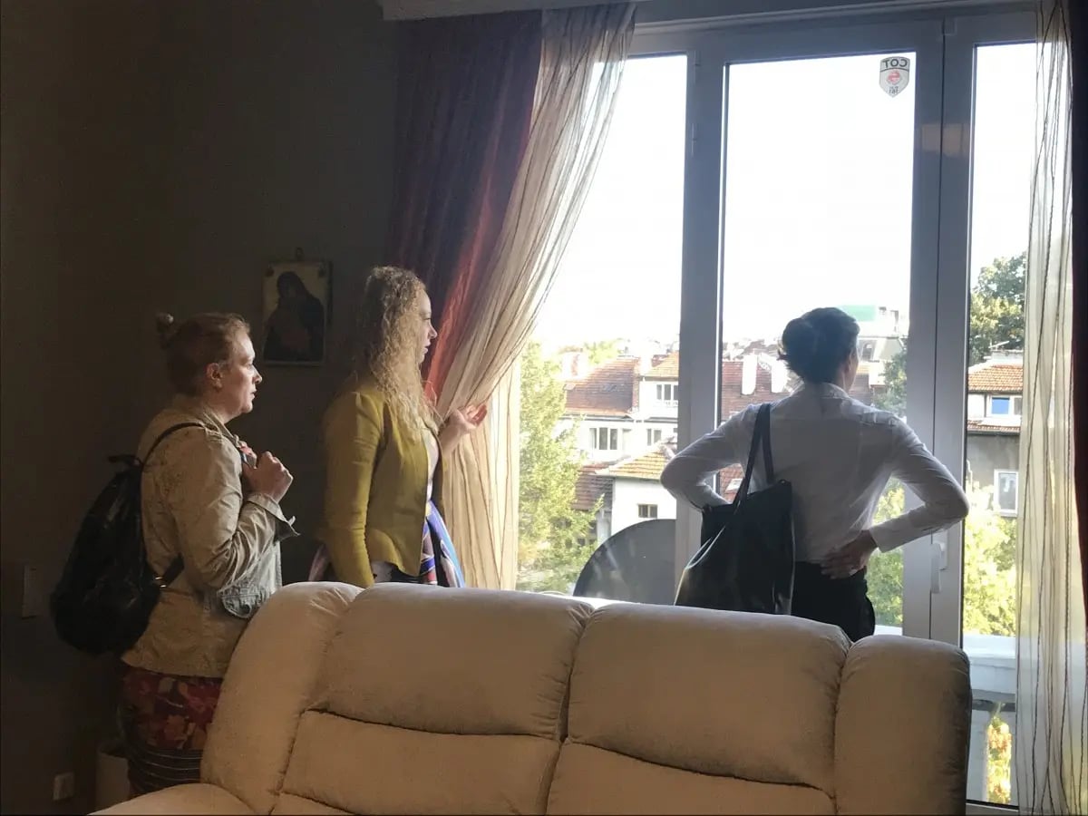 A sunny afternoon in an exclusive aristocratic property 9