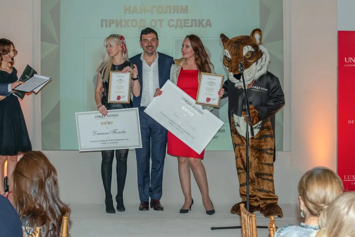 Изискана гала вечер и блестяща церемония по награждаване събра екипа на Unique Estates 12