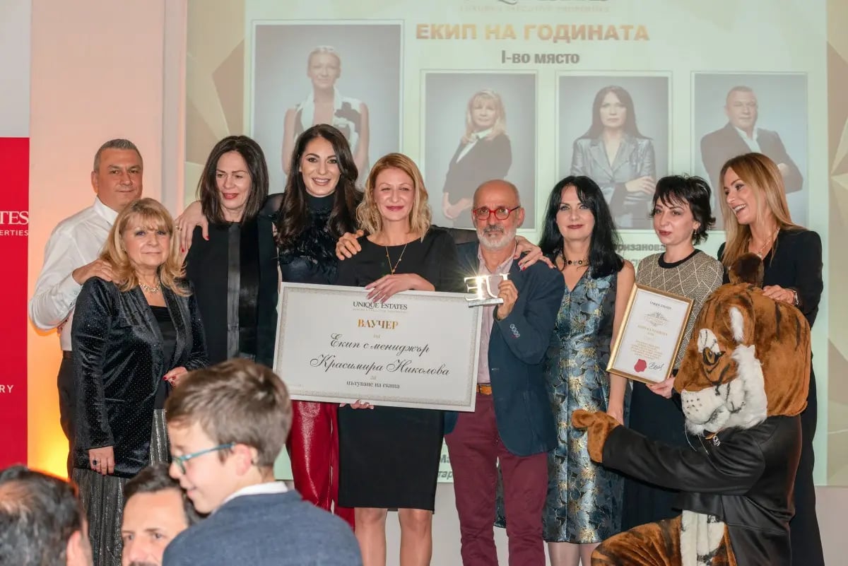 Изискана гала вечер и блестяща церемония по награждаване събра екипа на Unique Estates 8