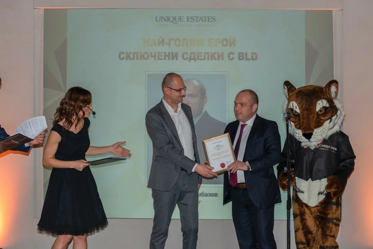 Изискана гала вечер и блестяща церемония по награждаване събра екипа на Unique Estates 36