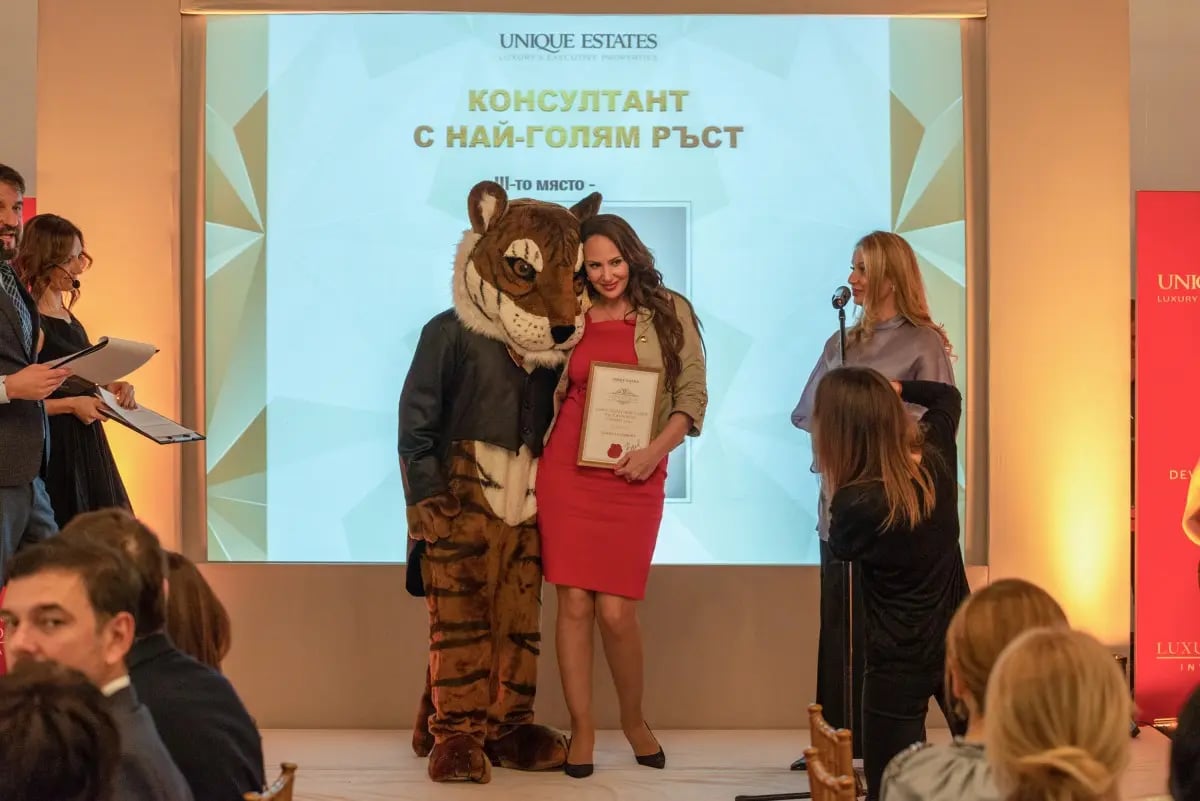 Изискана гала вечер и блестяща церемония по награждаване събра екипа на Unique Estates 25