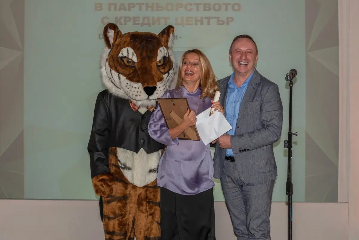 Изискана гала вечер и блестяща церемония по награждаване събра екипа на Unique Estates 35