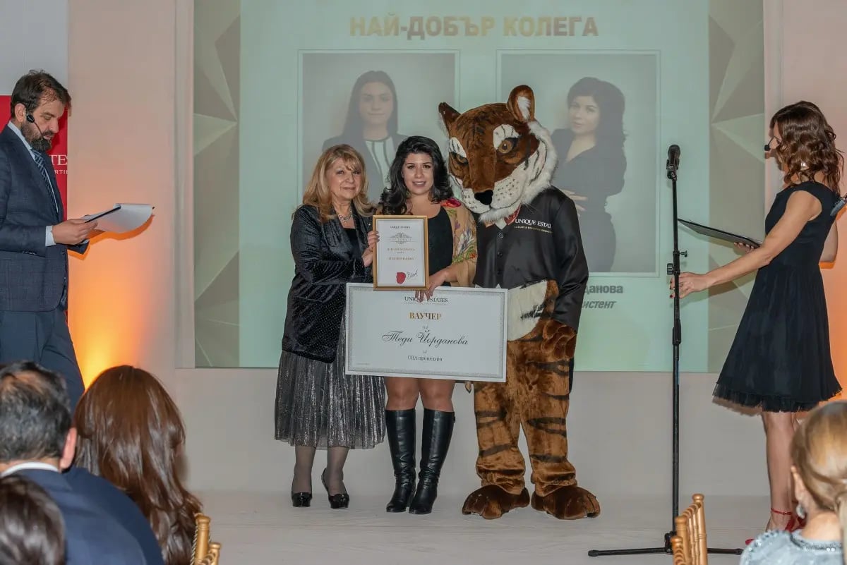Изискана гала вечер и блестяща церемония по награждаване събра екипа на Unique Estates 32