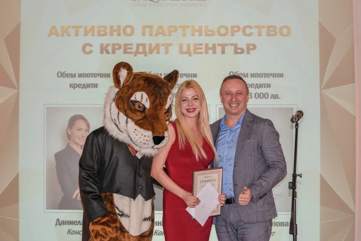 Изискана гала вечер и блестяща церемония по награждаване събра екипа на Unique Estates 34