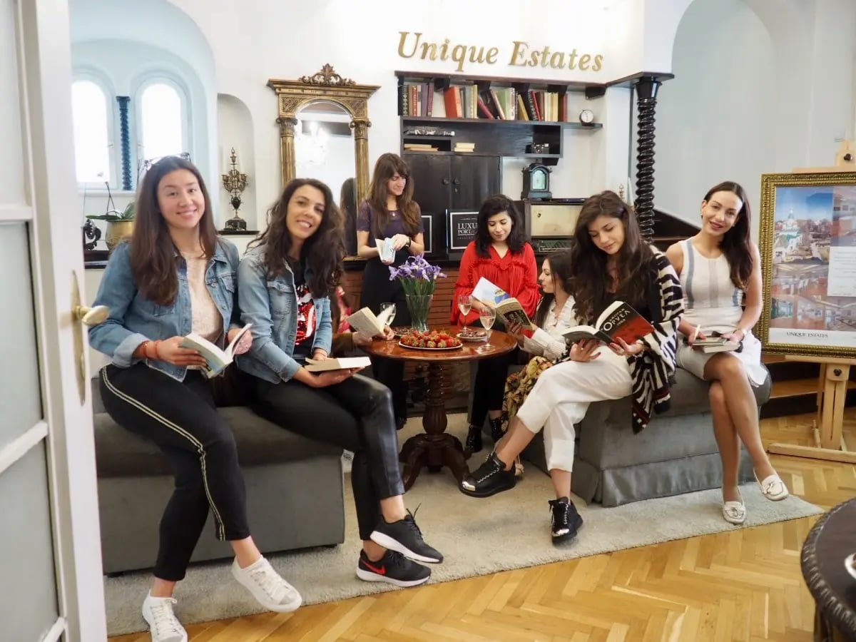 Библиотеката на Unique Estates 24