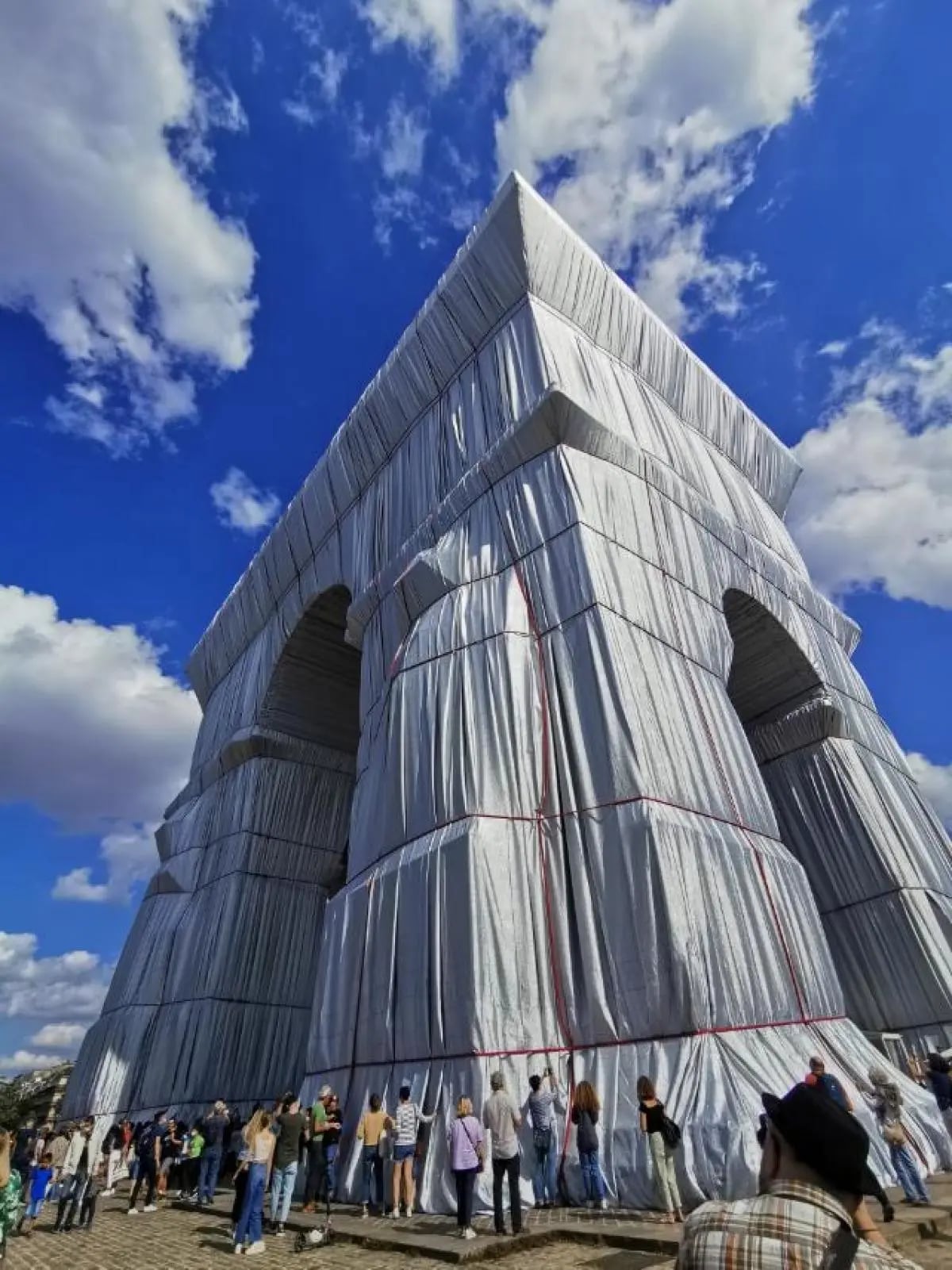 L'Arc de Triomphe, Wrapped -another manifesto of Christo's freedom and proof that nothing is impossible 1