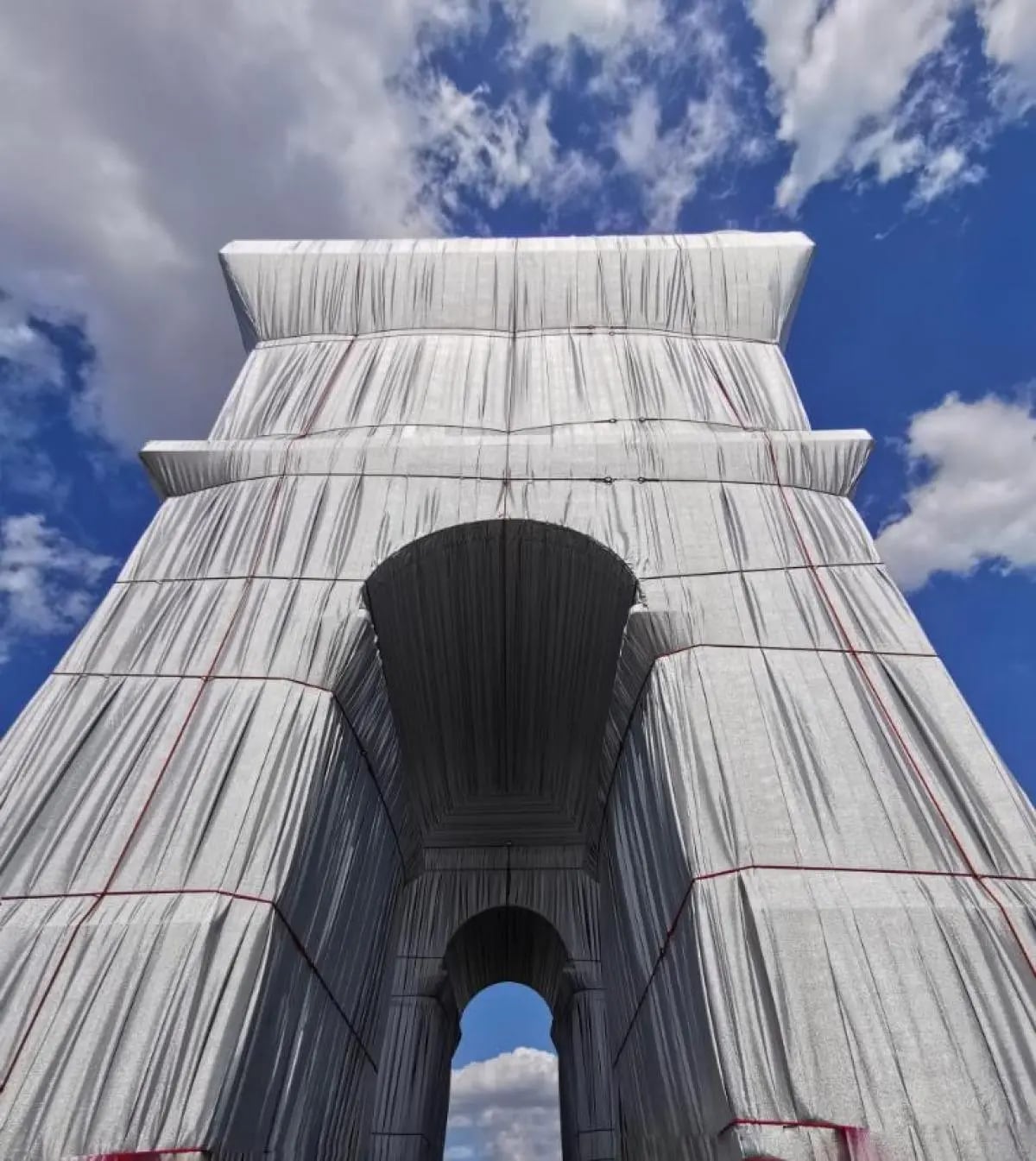L'Arc de Triomphe, Wrapped -another manifesto of Christo's freedom and proof that nothing is impossible 3