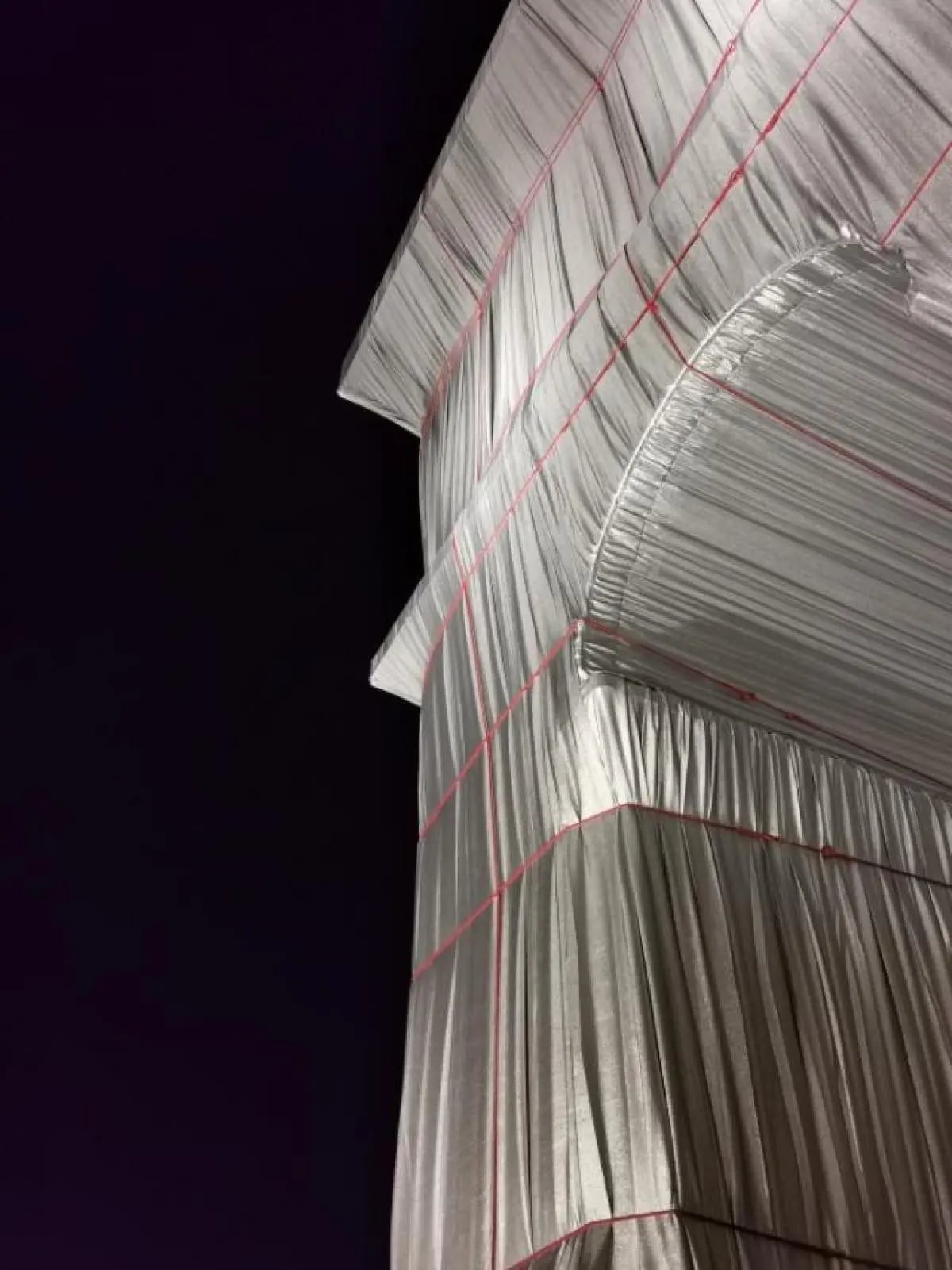 L'Arc de Triomphe, Wrapped -another manifesto of Christo's freedom and proof that nothing is impossible 9