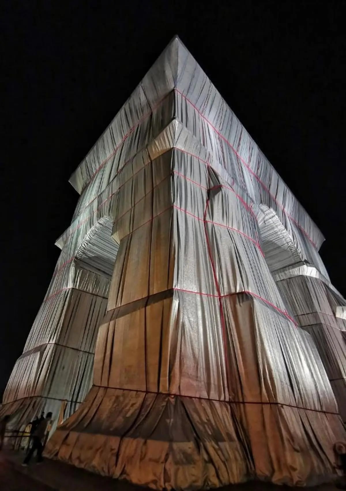 L'Arc de Triomphe, Wrapped -another manifesto of Christo's freedom and proof that nothing is impossible 16
