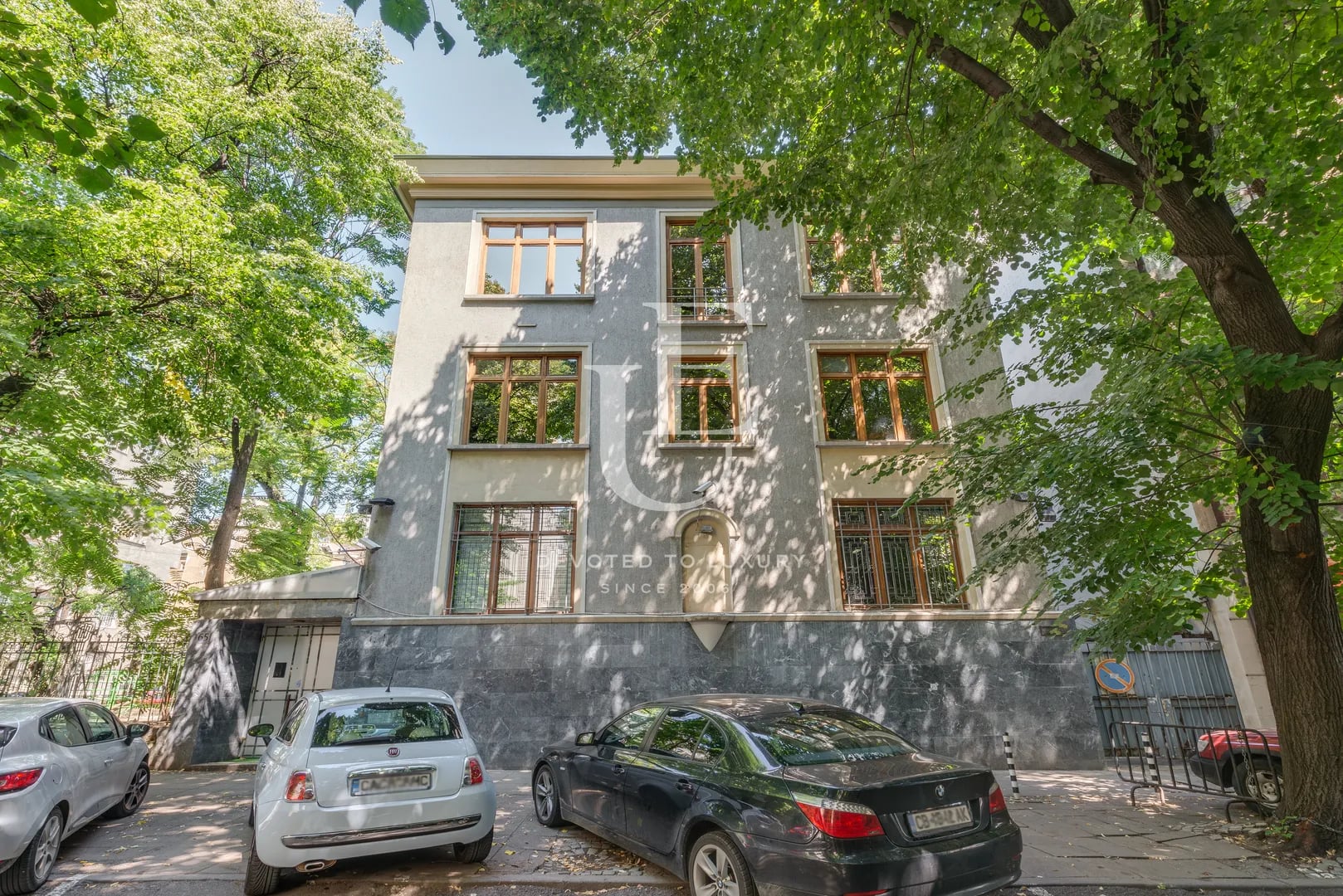 Самостоятелна офис сграда за продажба в центъра на София