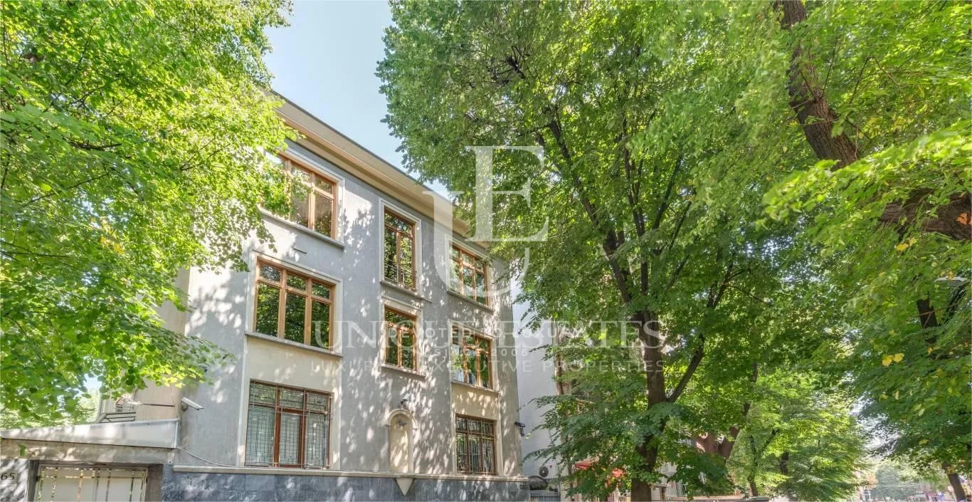 Самостоятелна офис сграда за продажба в центъра на София