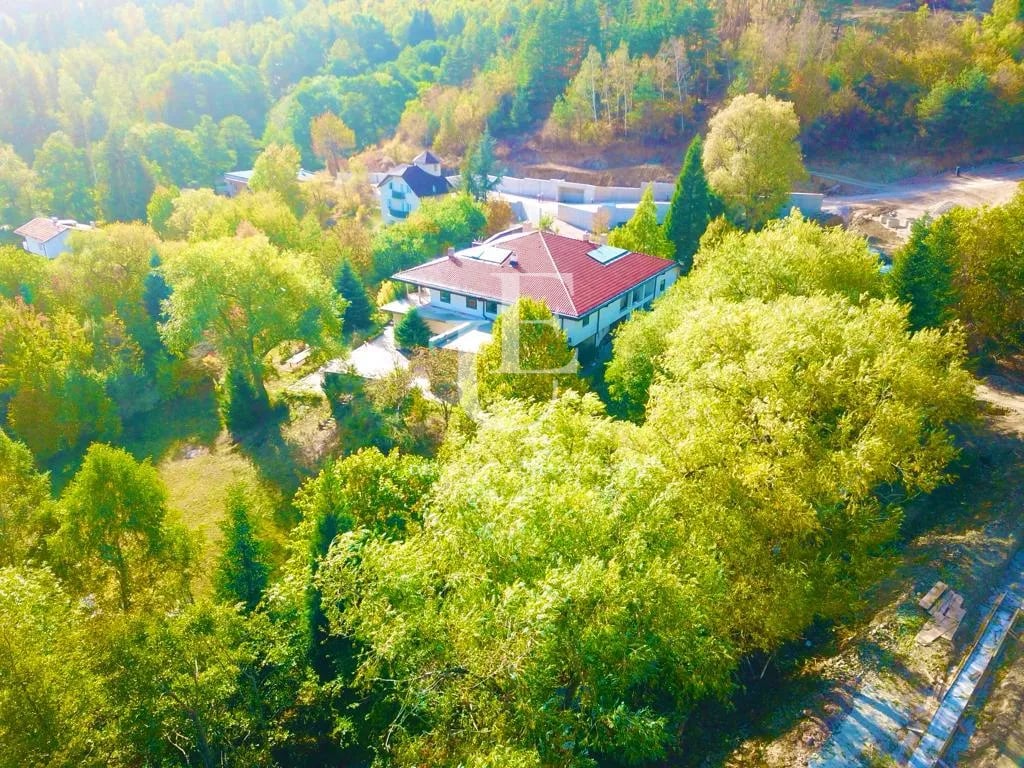 Просторна къща с парцел от 6000 кв.м. за продажба