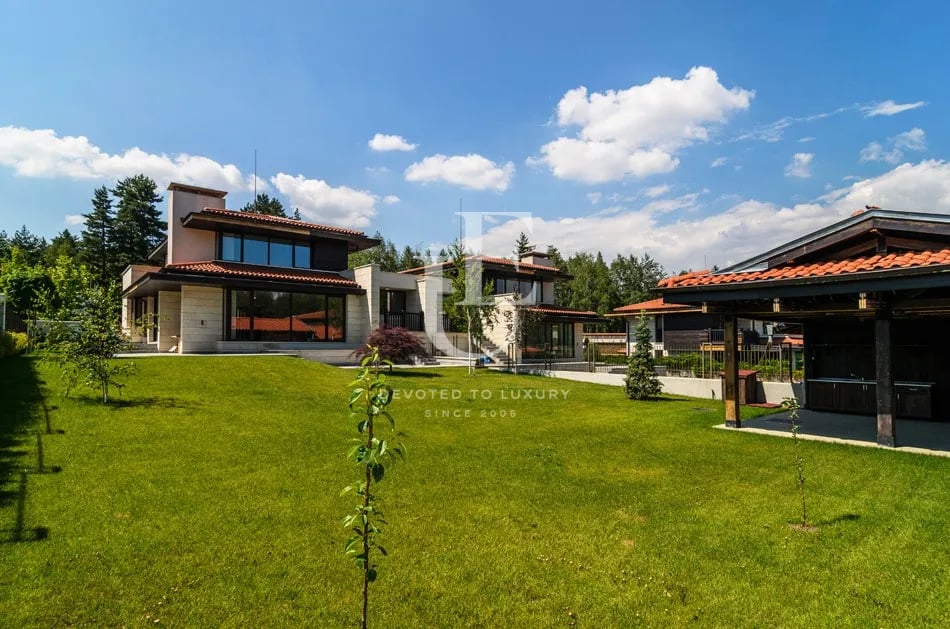 Нова, луксозна къща под наем в затворен комплекс