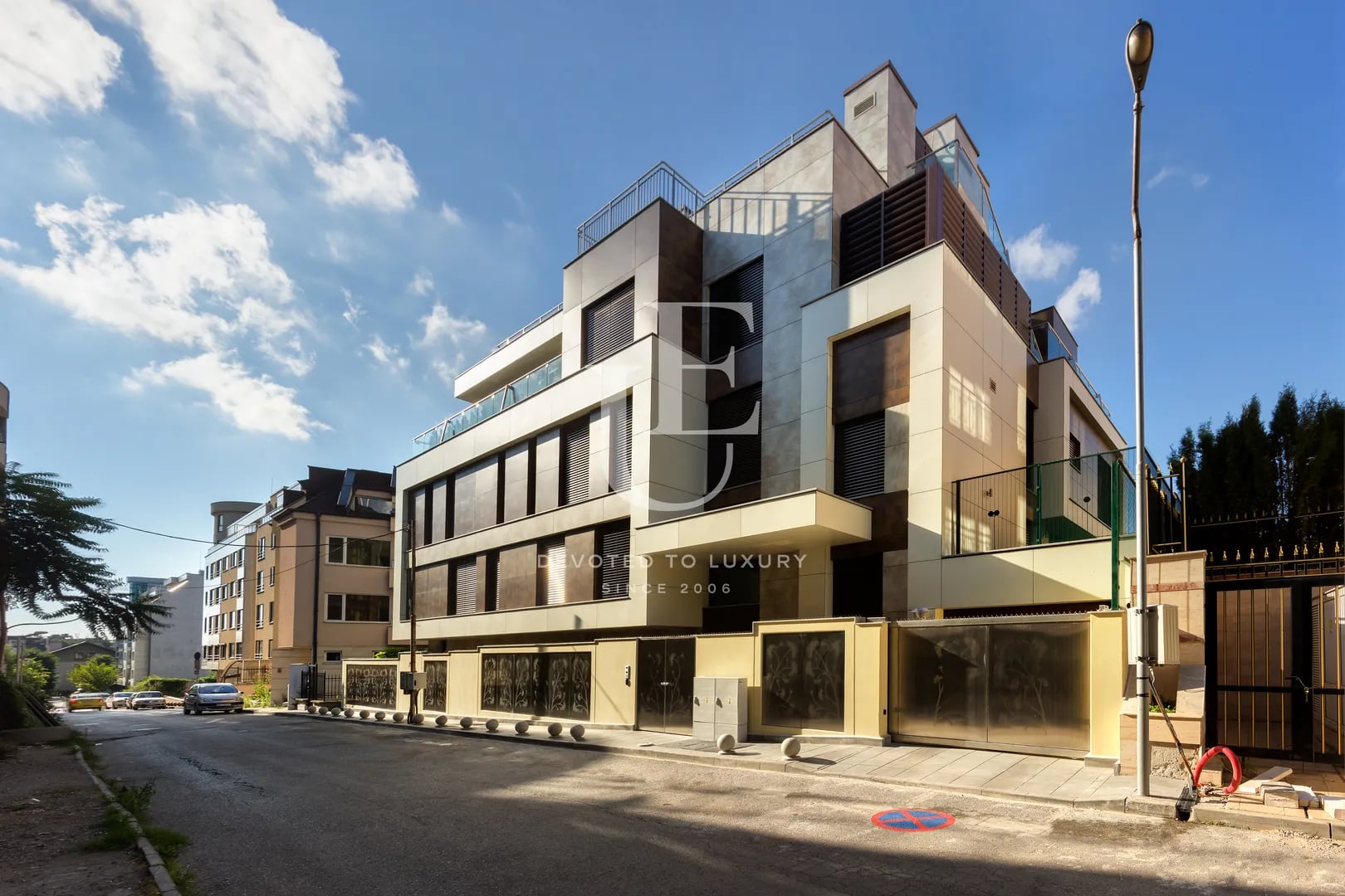 Сграда за продажба в централната част на гр. София