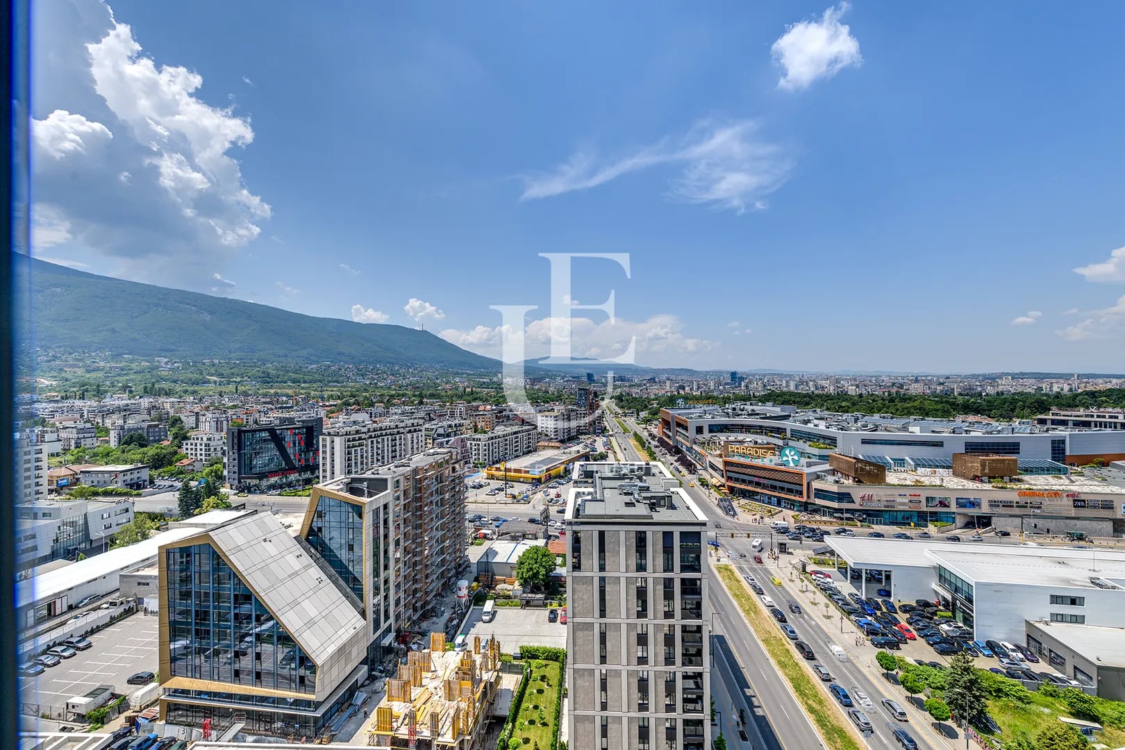 Тристаен апартамент за продажба с гледка в Smart Tower