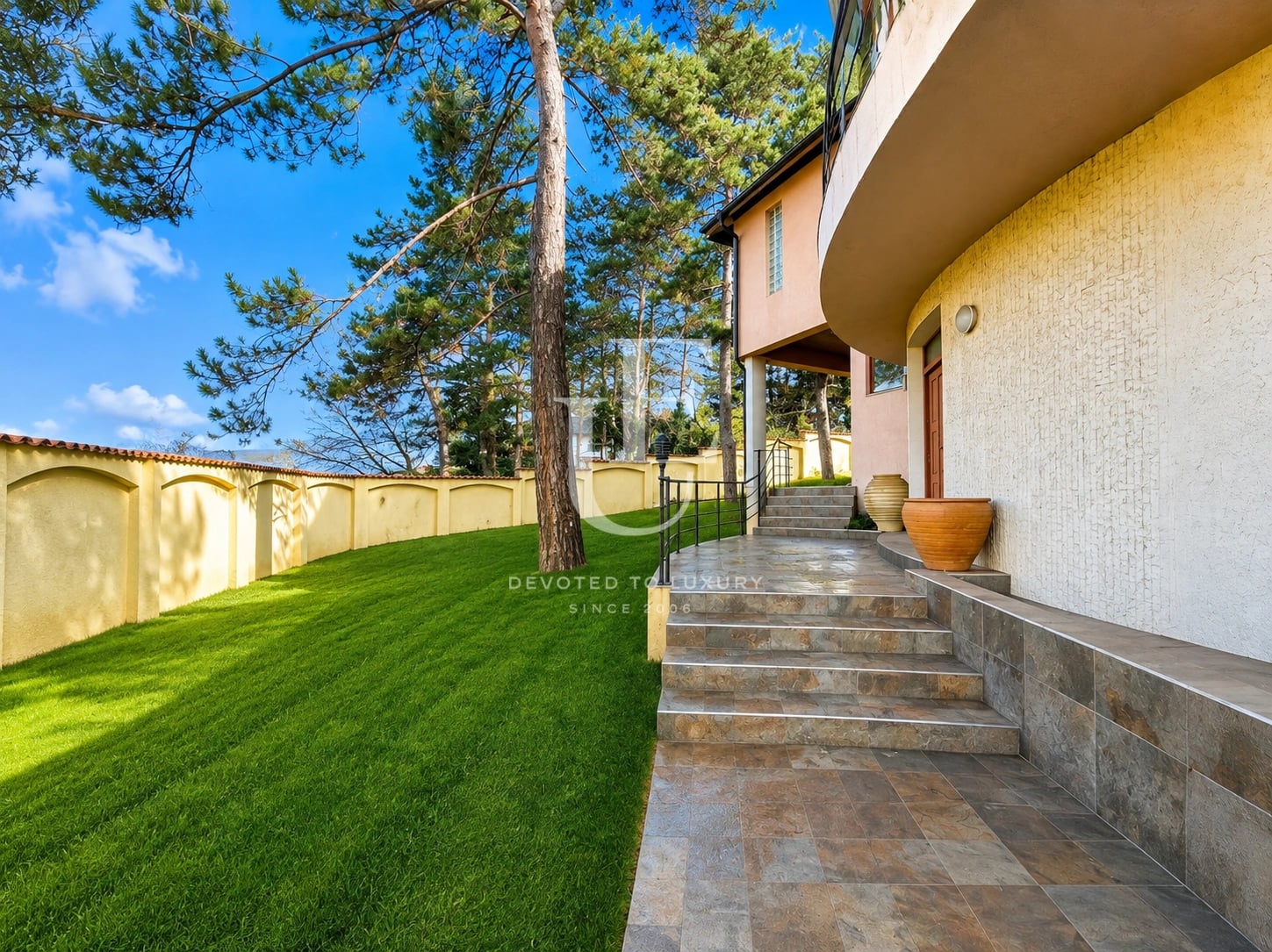 House with a beautiful yard for sale in the center of Bankya