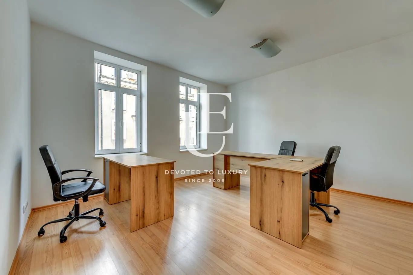 Sunny office for rent in an emblematic building in the center
