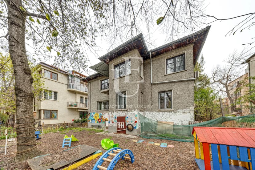 Самостоятелна къща за продажба сред зеленина в кв. Яворов