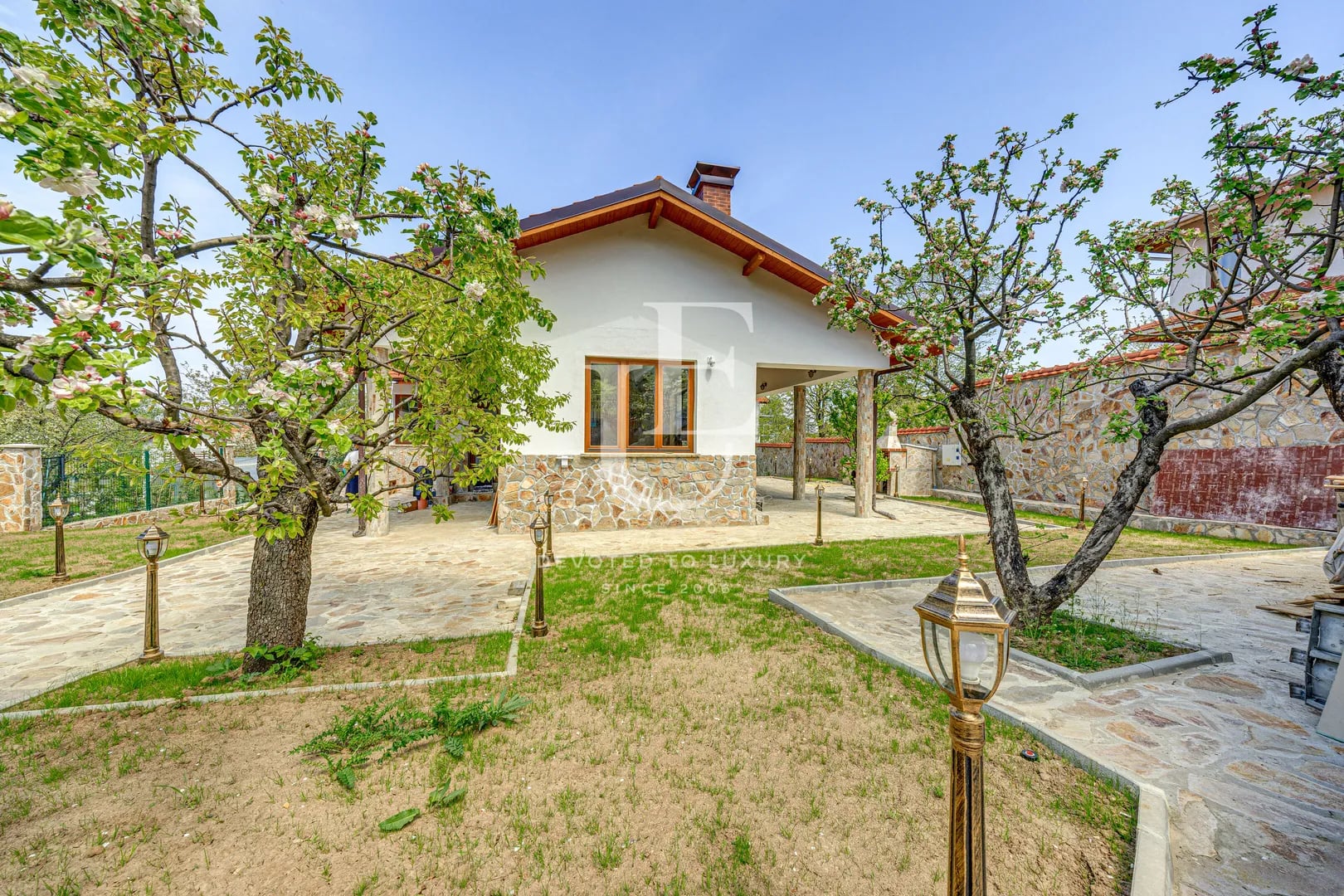 New house with a beautiful yard for rent in Simeonovo