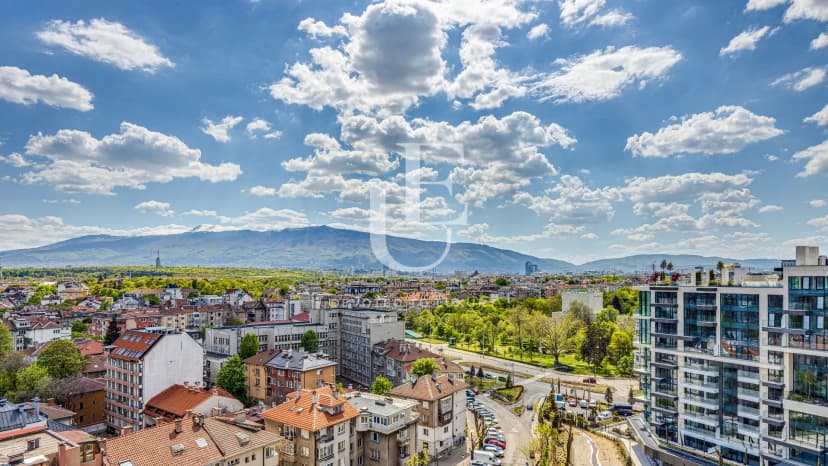 Incredible panoramic apartment in a gated complex with Act 16