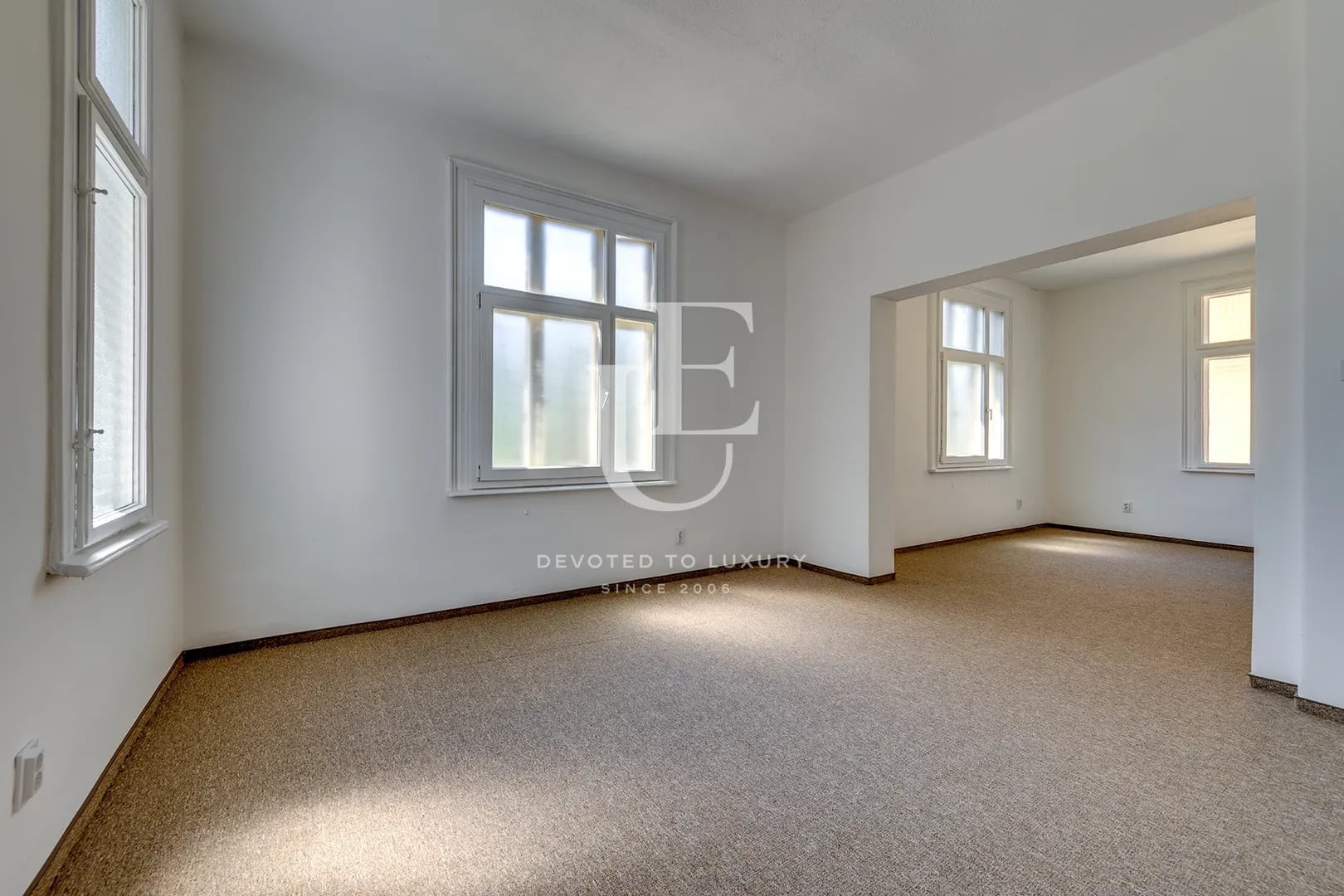 Elegant Floor Residence Steps from Military Academy Park and Eagle Bridge