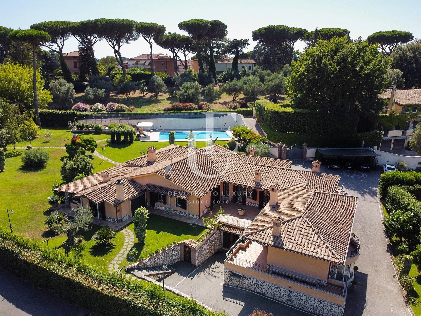 Luxury detached villa with swimming pool near Rome