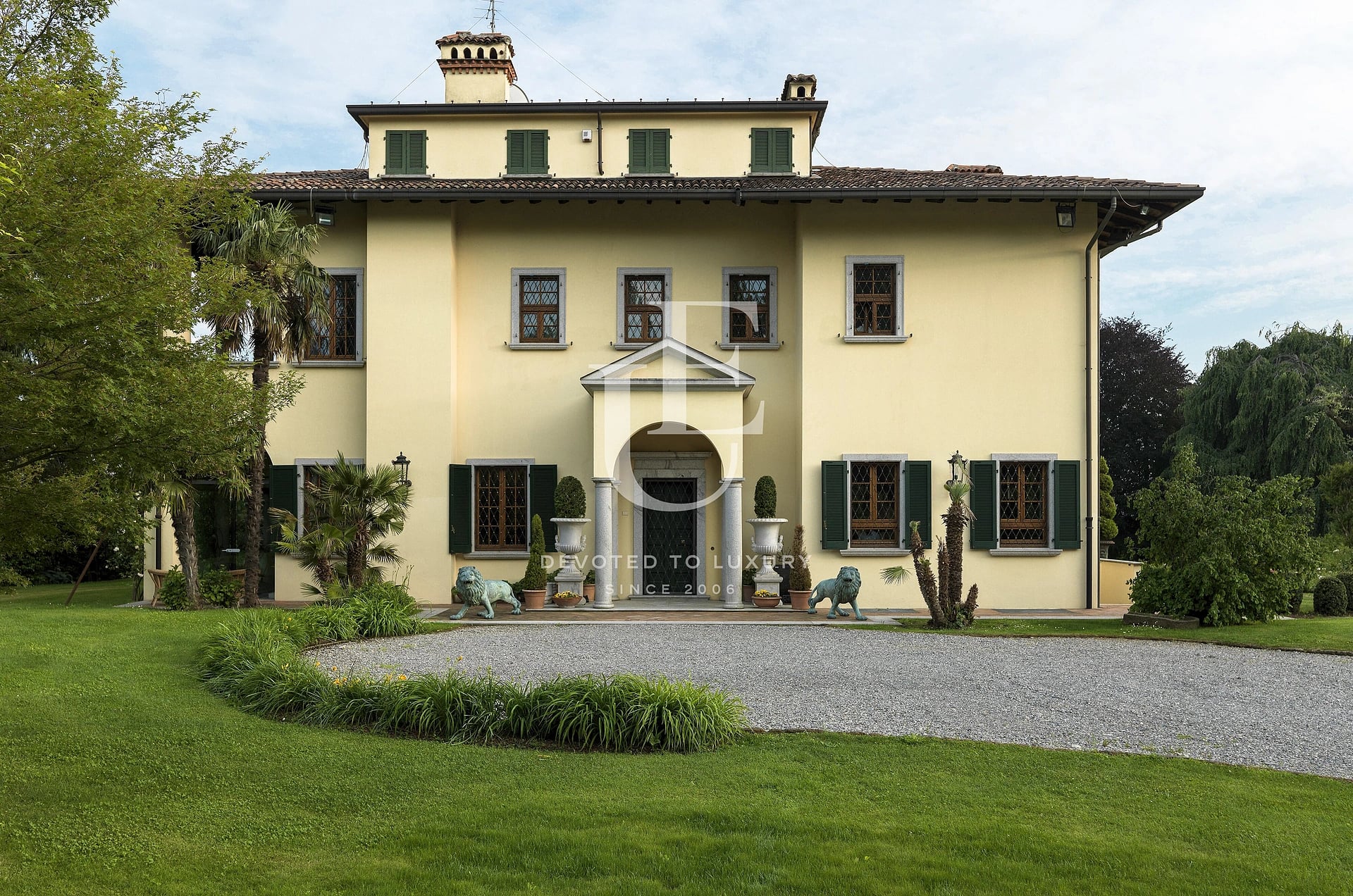 Historic villa with a 10,000 sq.m park near Lake Como