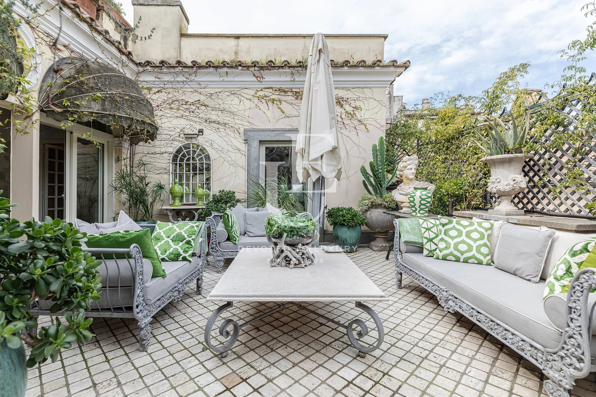 Historic penthouse in a 17th-century building in the heart of Rome