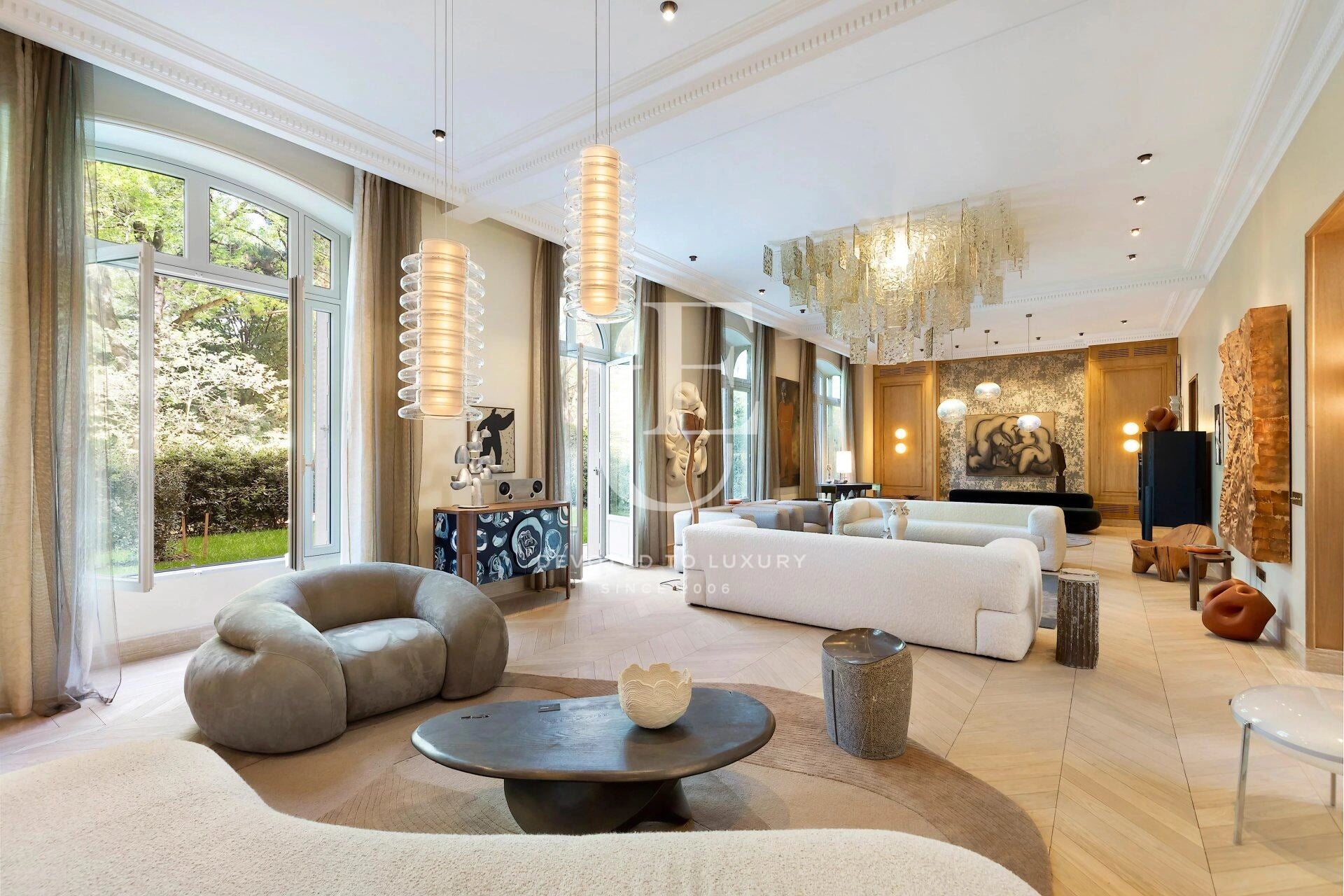 Historic private mansion with garden in Paris' 8th arrondissement