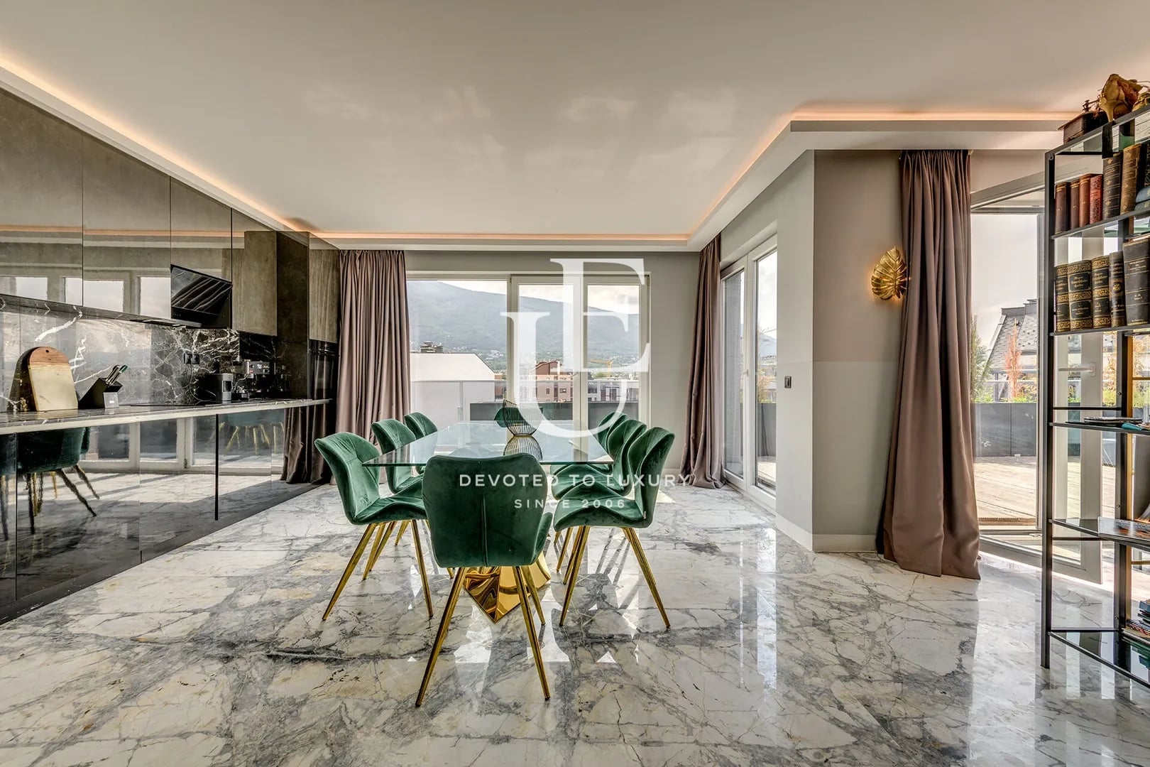 Panoramic penthouse with impressive views in a boutique building