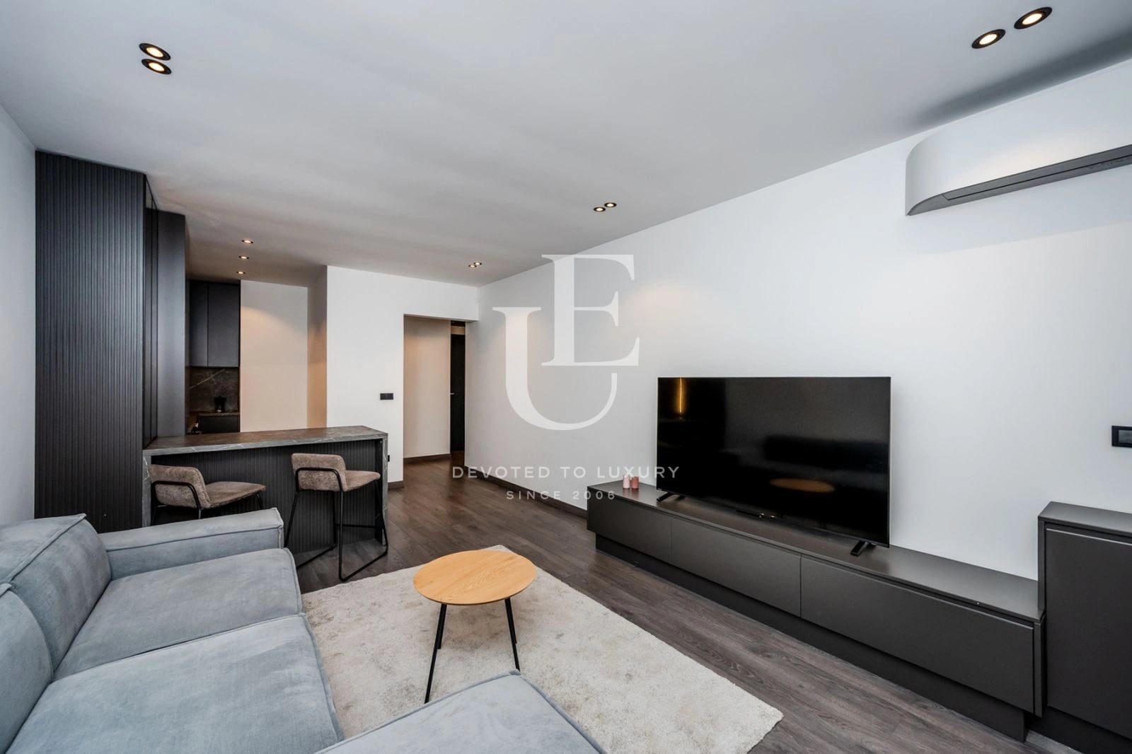 Designer one-bedroom apartment with two parking spaces next to Paradise Mall