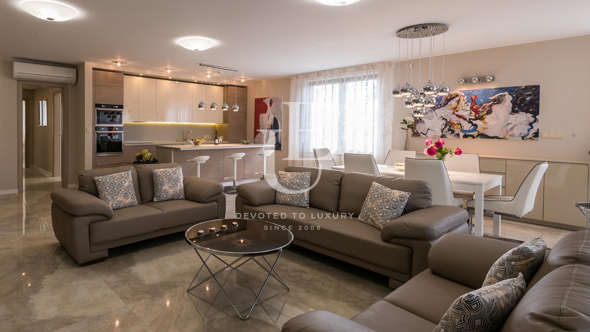 Luxury three-bedroom apartment in a gated complex for rent