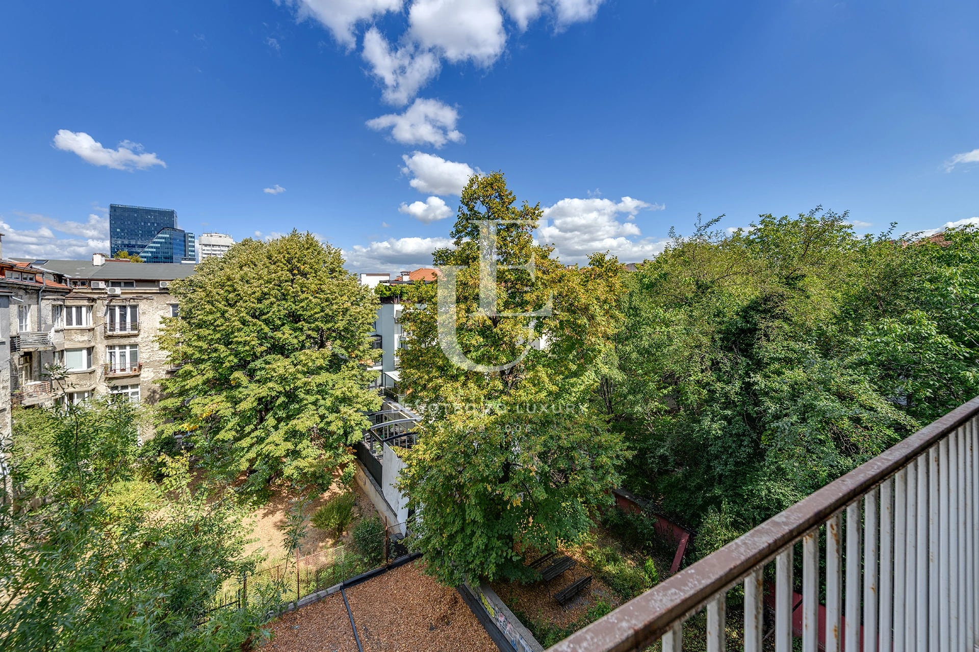 Three-room apartment with an elevator for sale in the prime city center