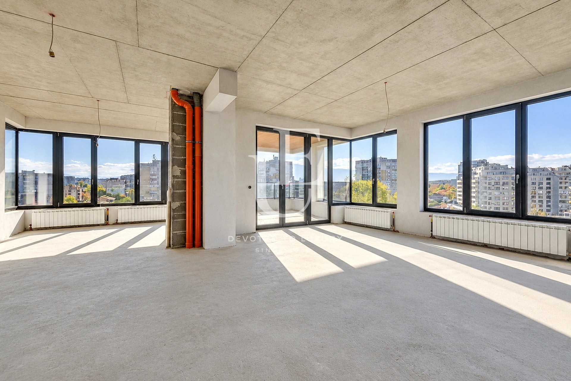 New three-bedroom apartment with high ceilings for sale – near the metro