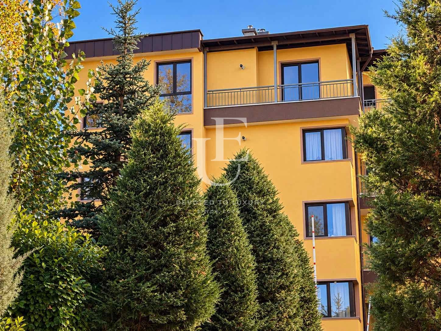 Detached Residential Building for Sale with Four Apartments and Garages in a Gated Community