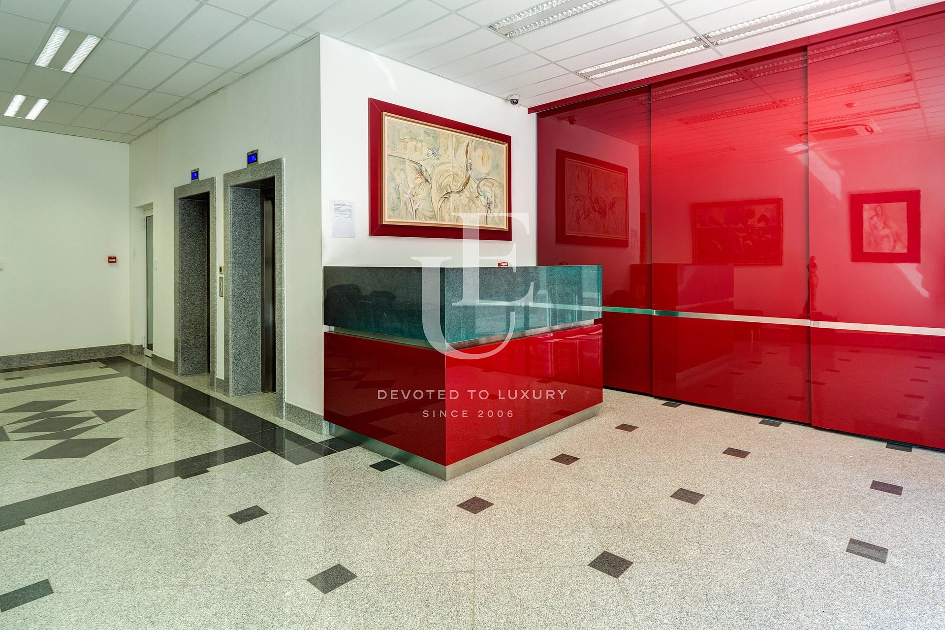 Ideal center, office for rent with a lovely balcony